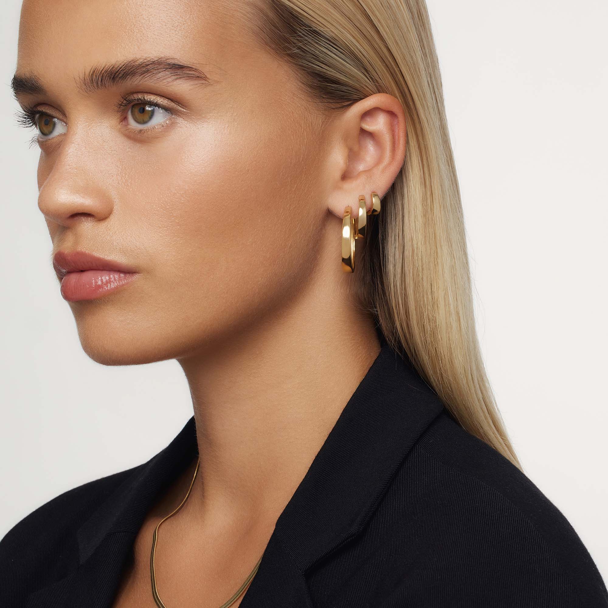 Gia | Rzeźbione 18-karatowe złote obręcze Statement Hoops